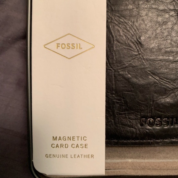 New Fossil Magnetic Card Case - Picture 4 of 5